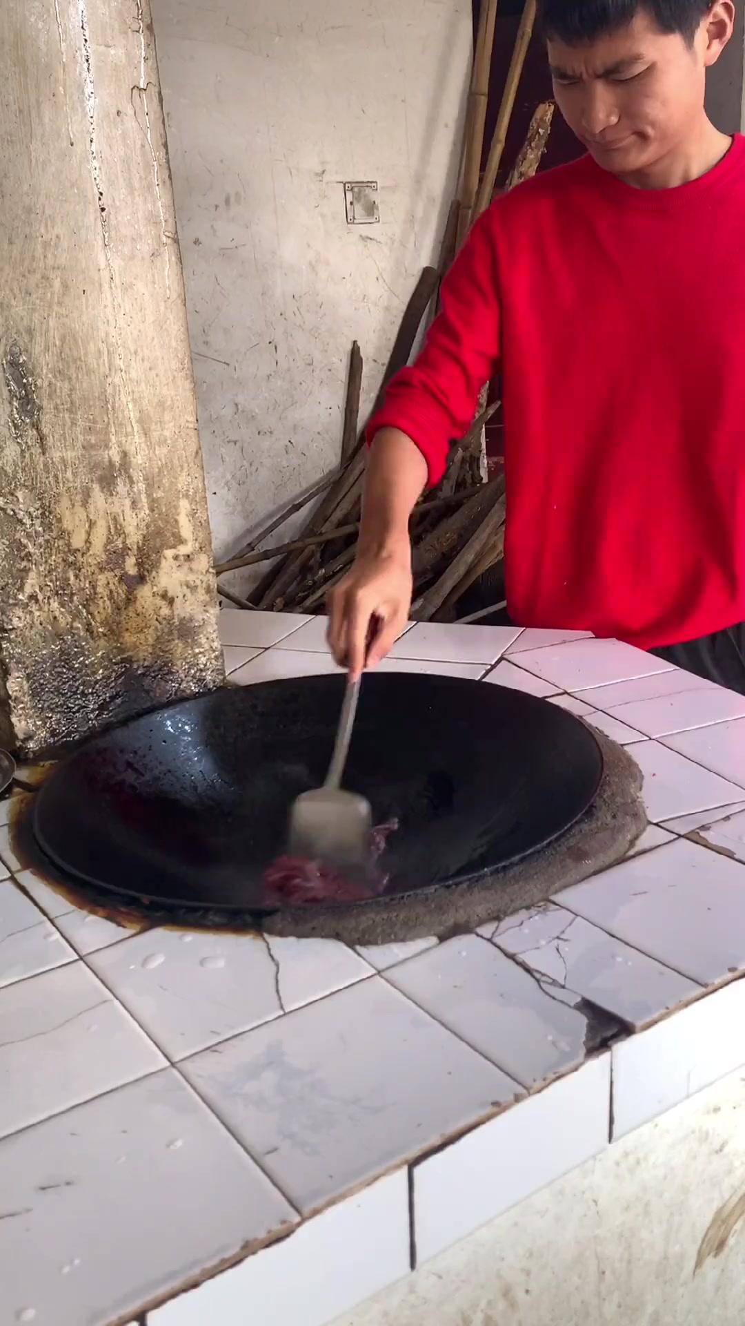 早上起来帮老爸一起逮鸭子去卖,下个面条炒个芹菜肉丝都吃完了,希望奶奶在医院也早日康复