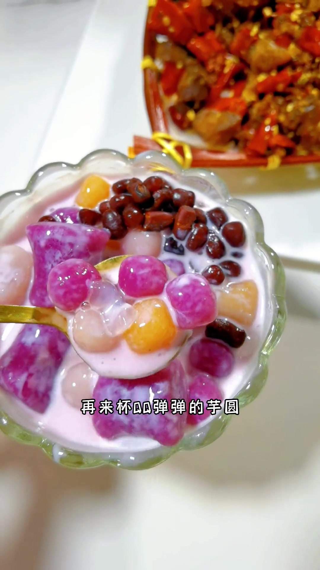 我们家的小公主今天又吃美了，尤其这个超治愈的慕斯小蛋糕，老妈最满意～