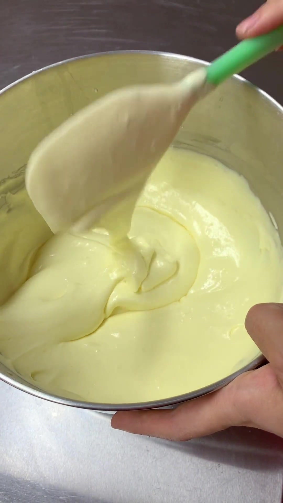 纸杯蛋糕做好放在风冷柜冻一会儿就出霜啦,草莓味儿的,去试试吧