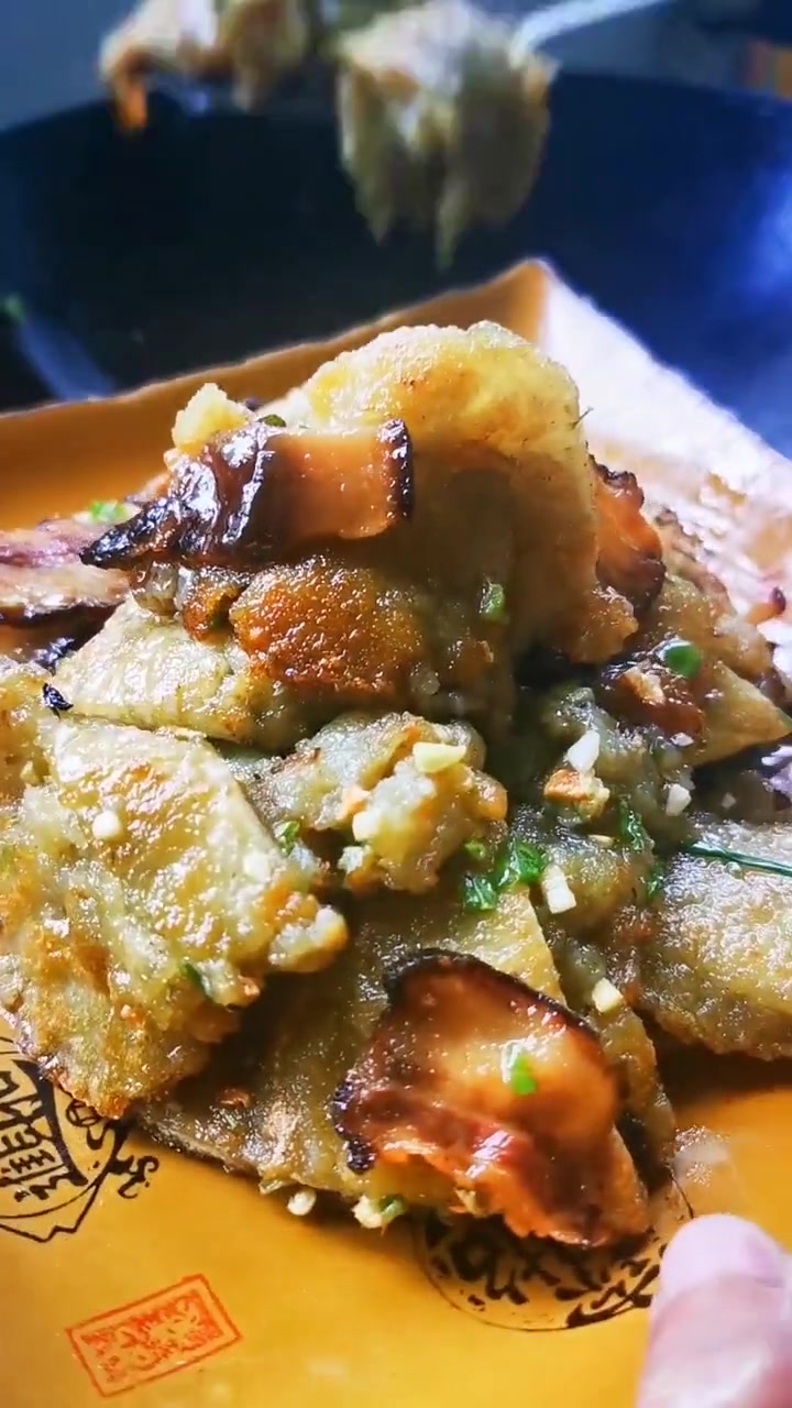 城口美食——洋芋粑粑炒腊肉!