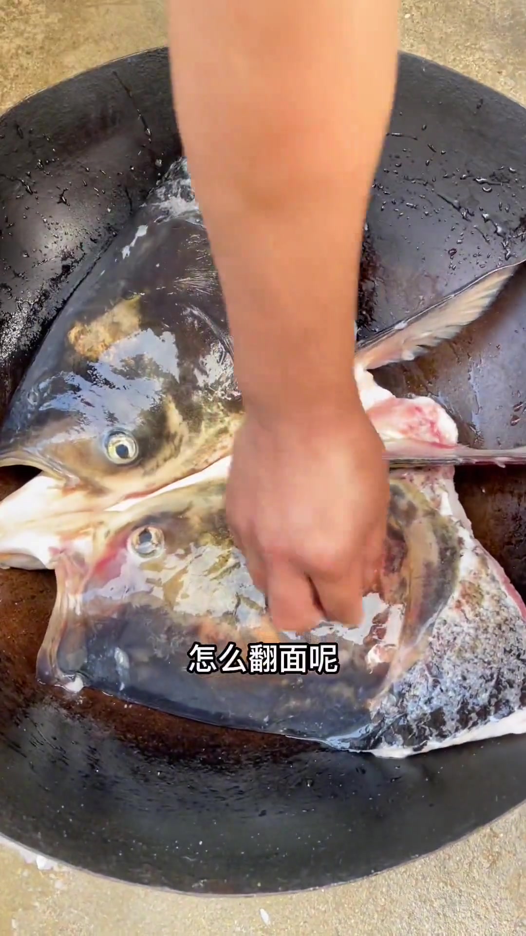 钓鱼友人送的大鱼驮回家请村里的专业厨师来帮忙下厨，做了一桌子鱼宴大伙吃的真香