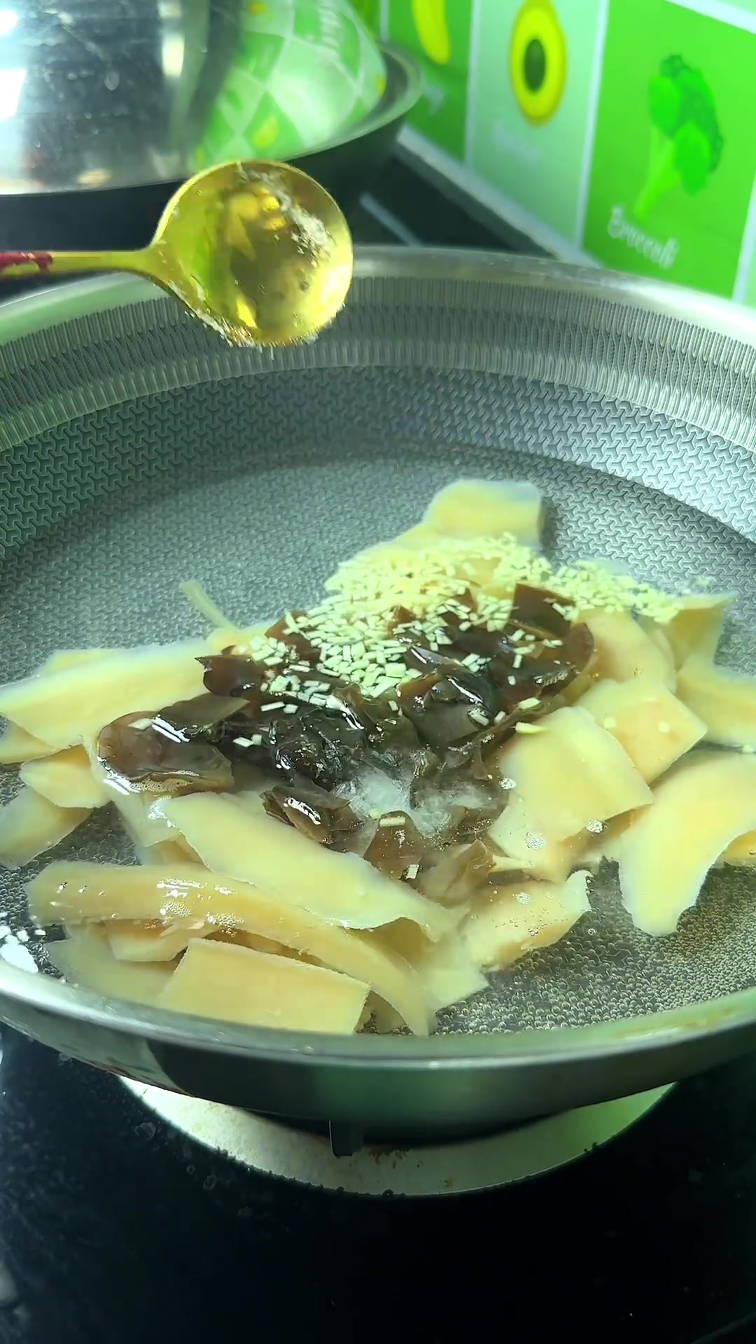 鱿鱼汤做法简单,一勺胡椒粉是关键