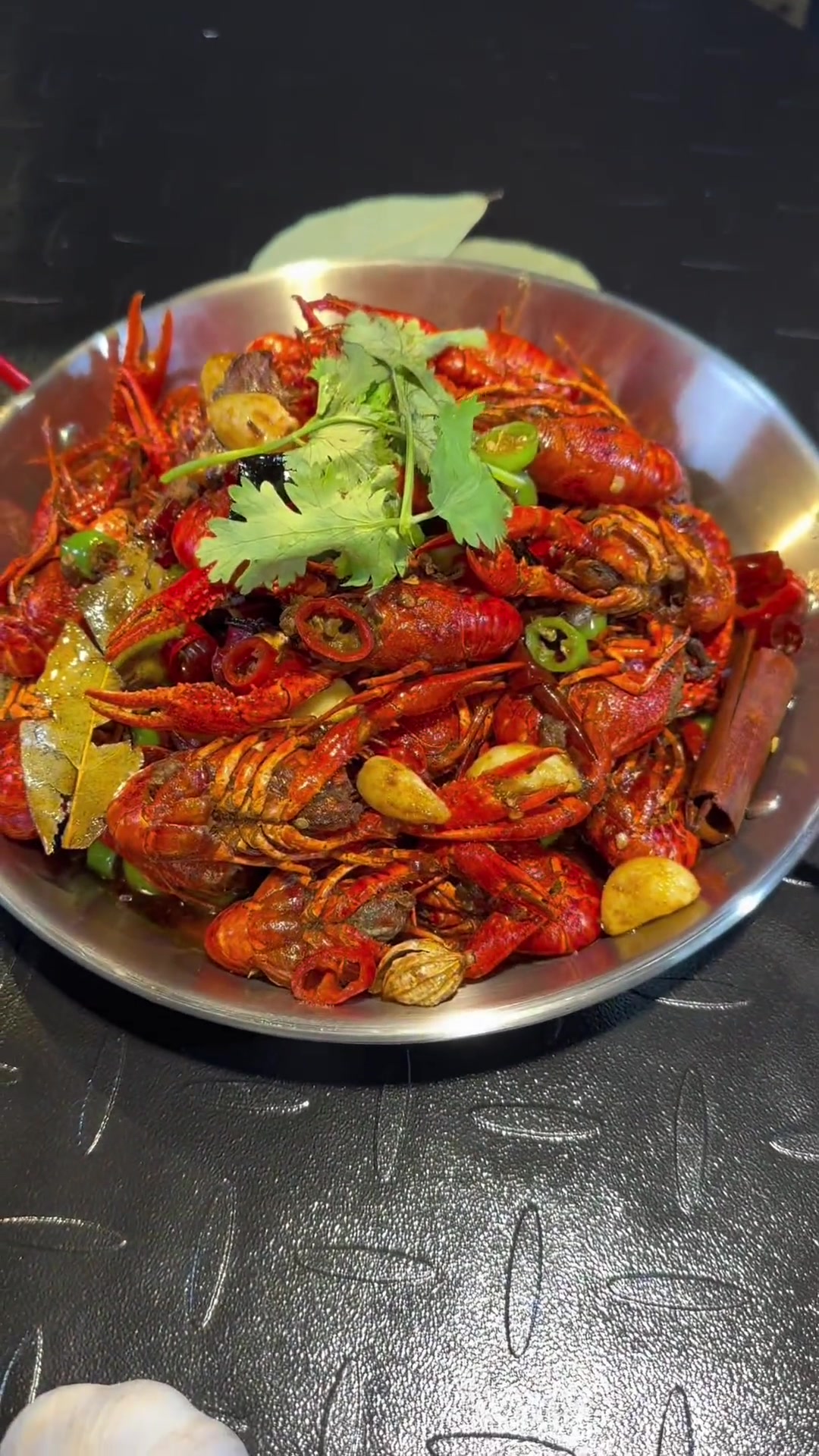 兄弟们拍菜品小龙虾蒜蓉油焖香辣展示