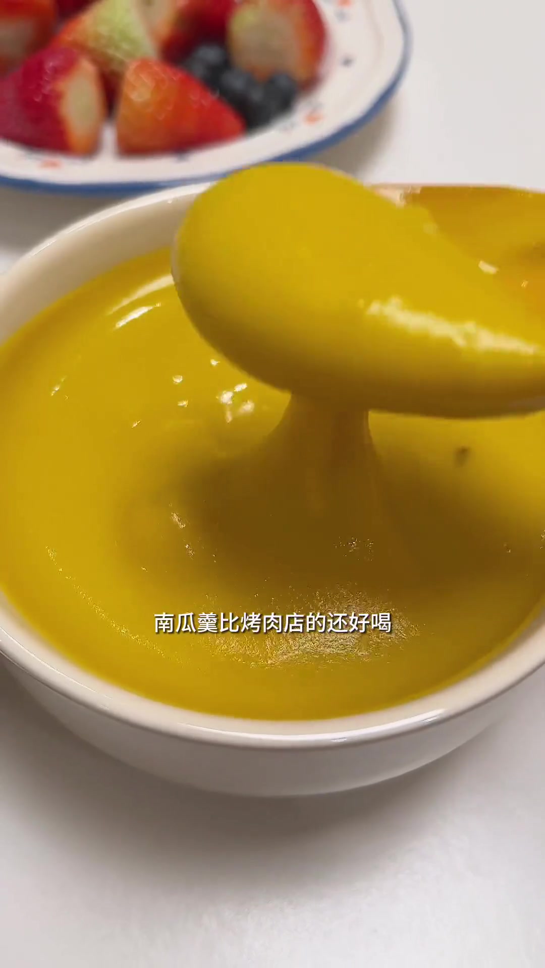 享受清晨、微风和一个人的早餐