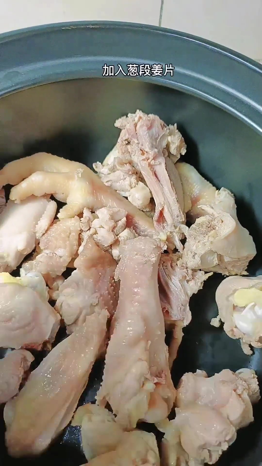 这道鲍鱼鸡汤，营养美味，补而不燥，增强体质，好喝到爆，不信你就试试吧！#鲍鱼营养美食