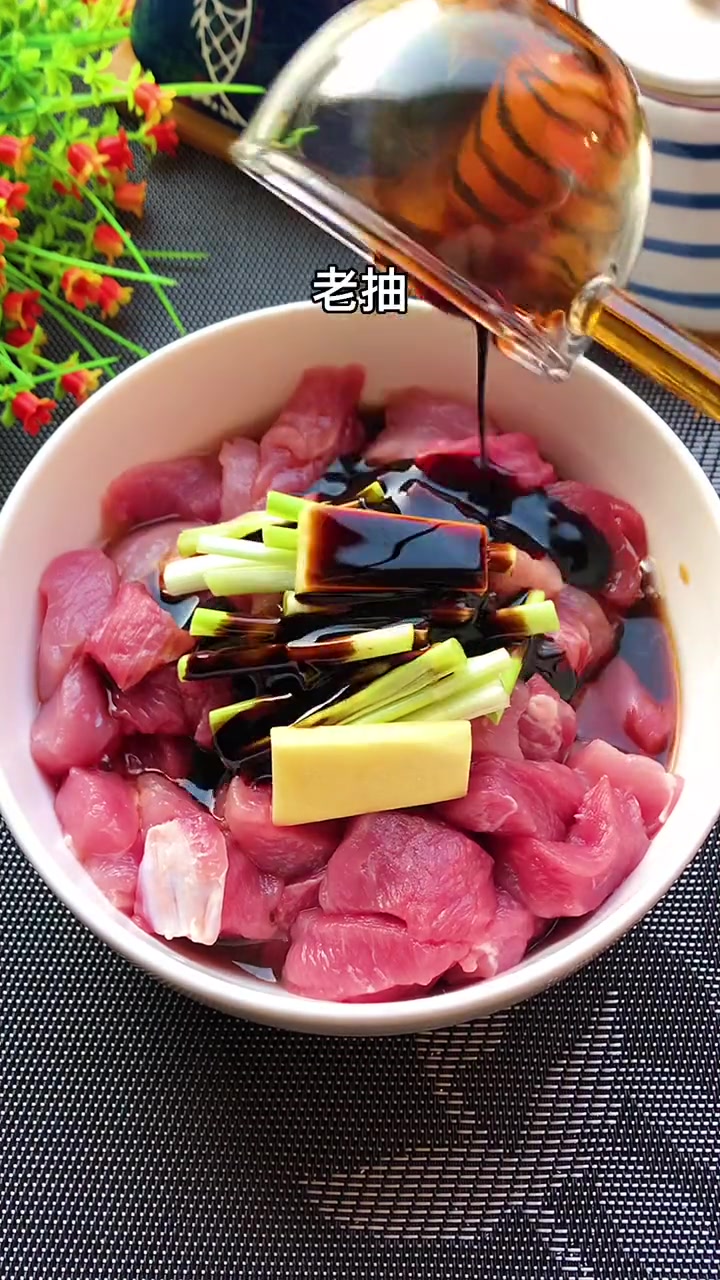 一块里脊肉就可以自己在家做烧烤，一点不比外面的差！