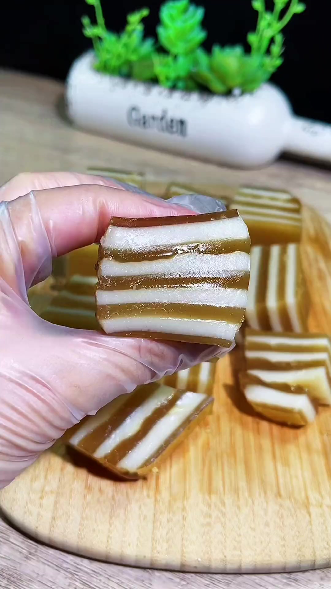 椰汁千层马蹄糕，浓郁的椰香，弹牙的口感，吃一口你一定会爱上！