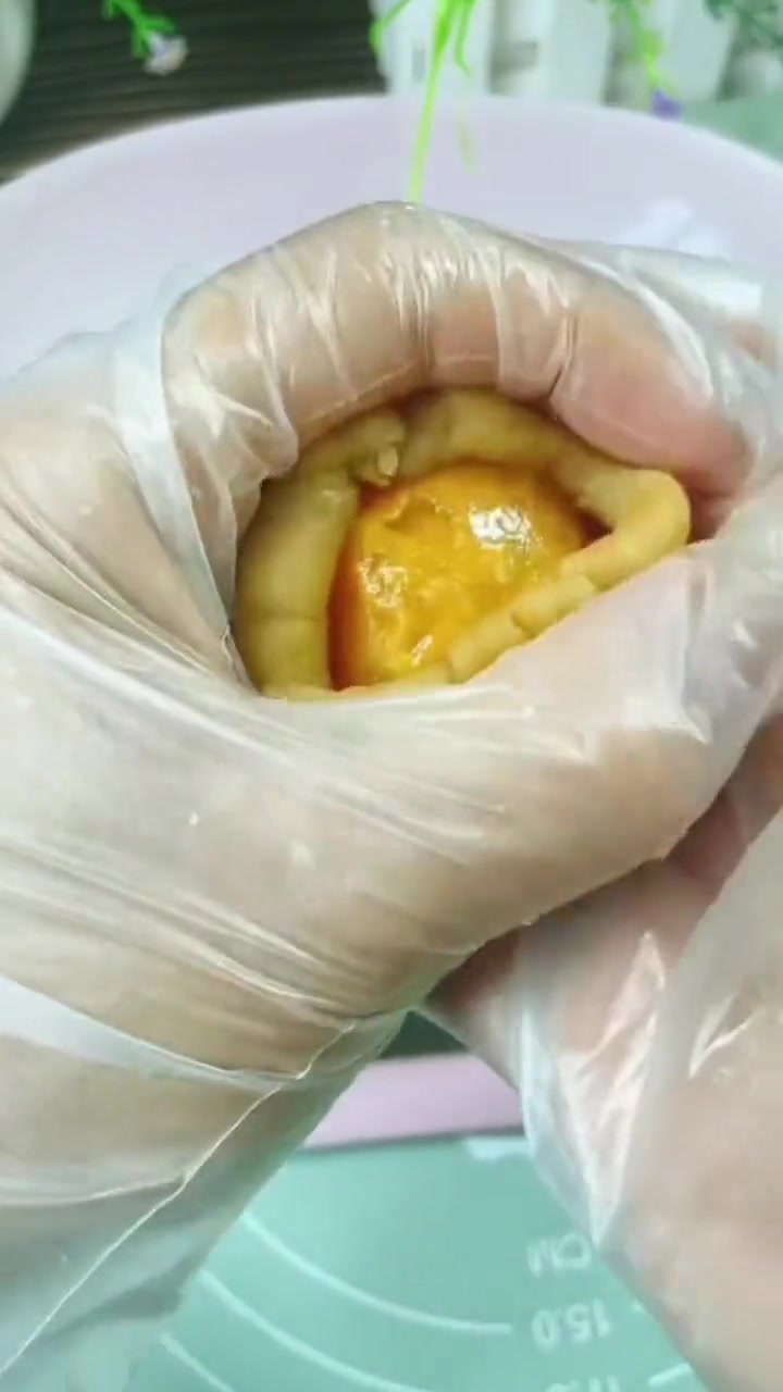 莲蓉蛋黄月饼教程，做法简单一看就会