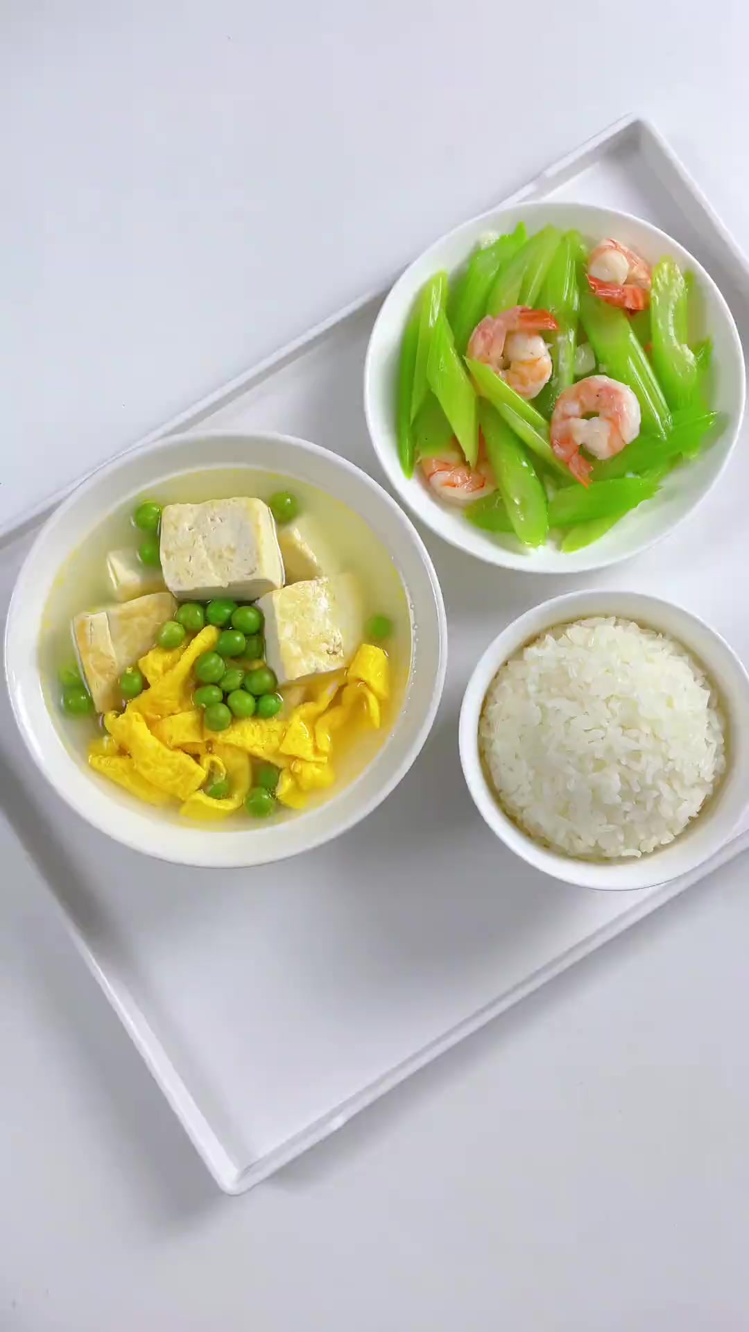吃漂亮干净的饭菜～今日菜单：豆腐豌豆汤西芹炒虾仁