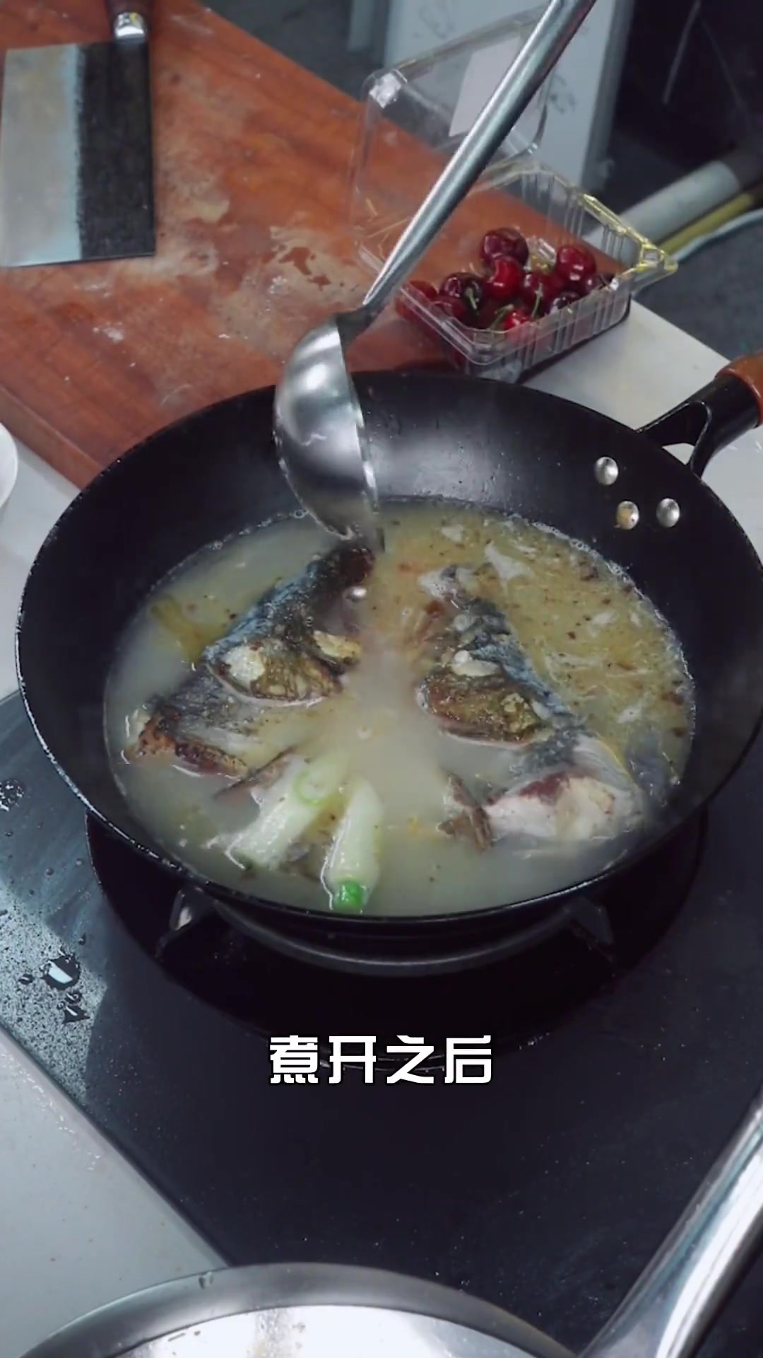 清炖鱼头汤，鱼头鲜美浓郁，汤汁浓白滑口，鱼肉紧致细腻，营养又有食欲~