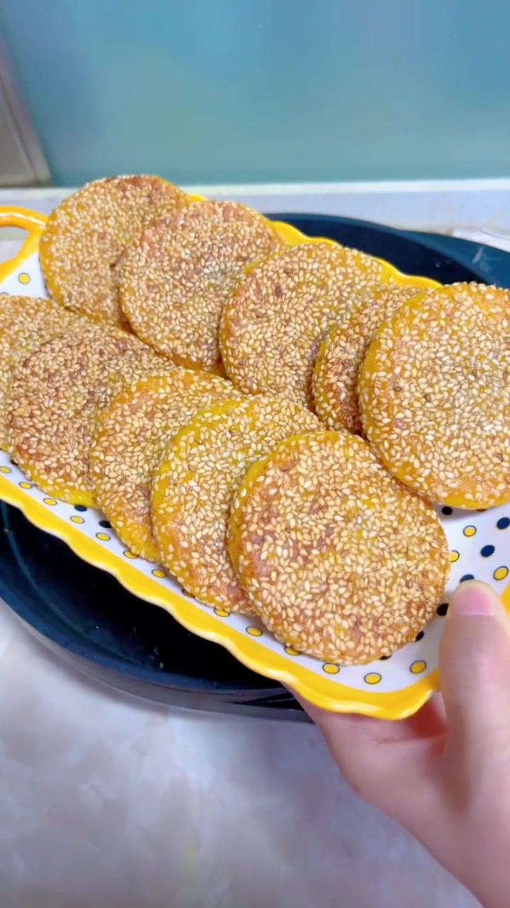 南瓜糯米饼简单好做，半小时就能做好，软糯香甜包着豆沙馅特别好吃