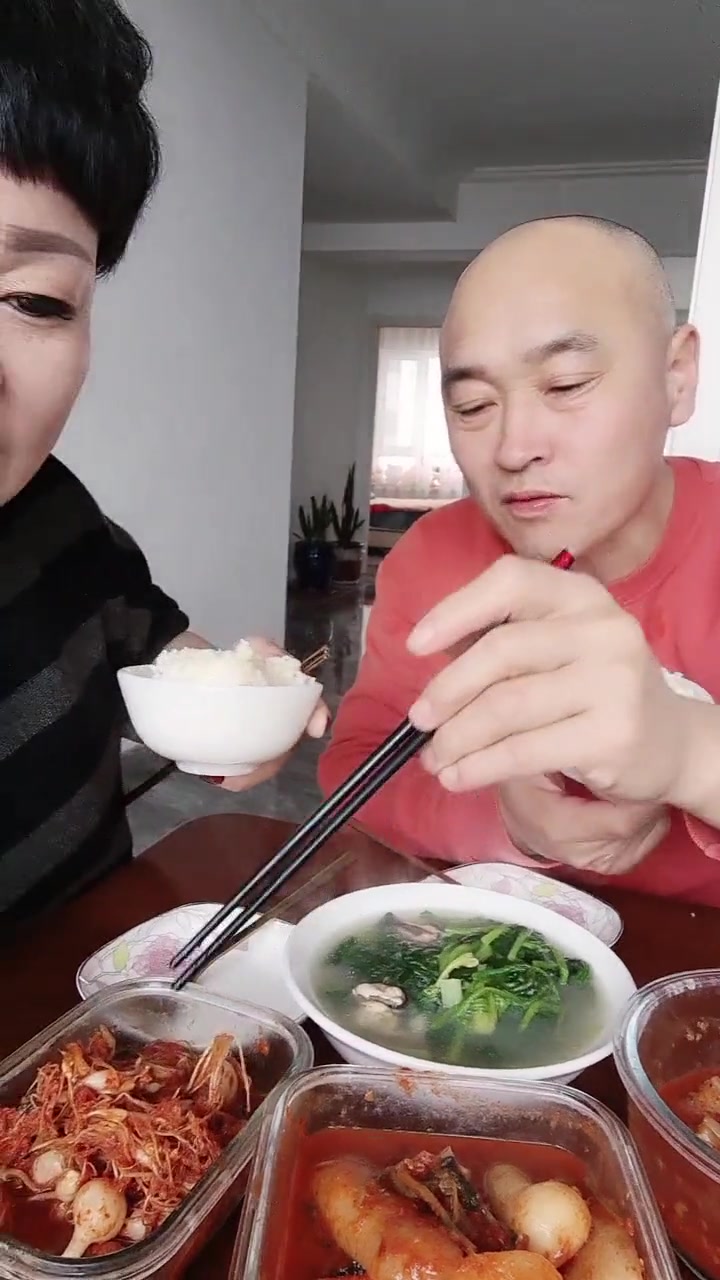 早上米饭菠菜汤鱼干又脆又香超下饭