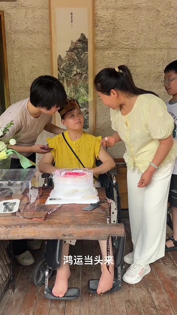 切蛋糕仪式感不能少，祝媛媛生日快乐