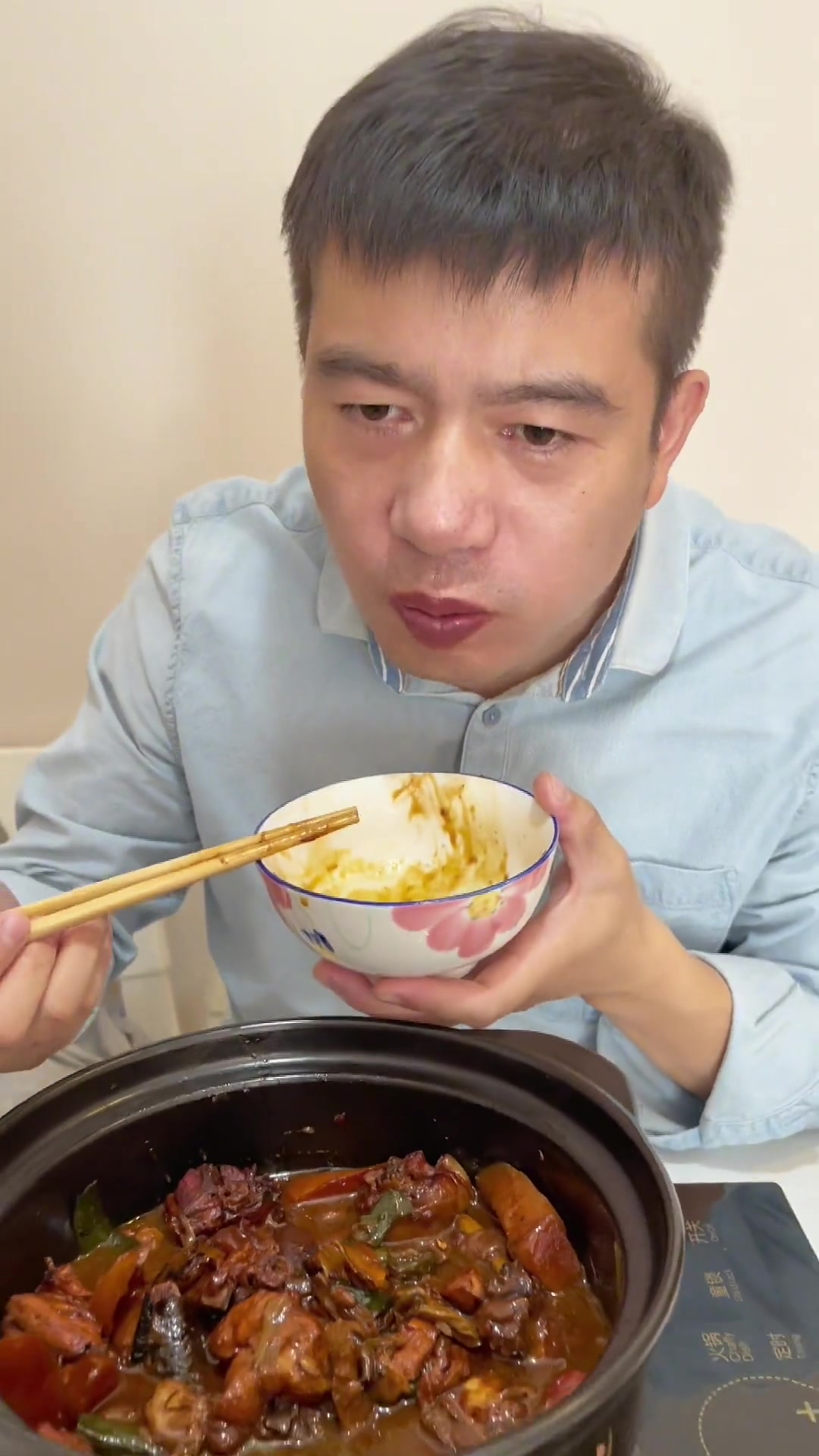 终于能在家吃宽哥肥肠鸡了，堂食常需排队