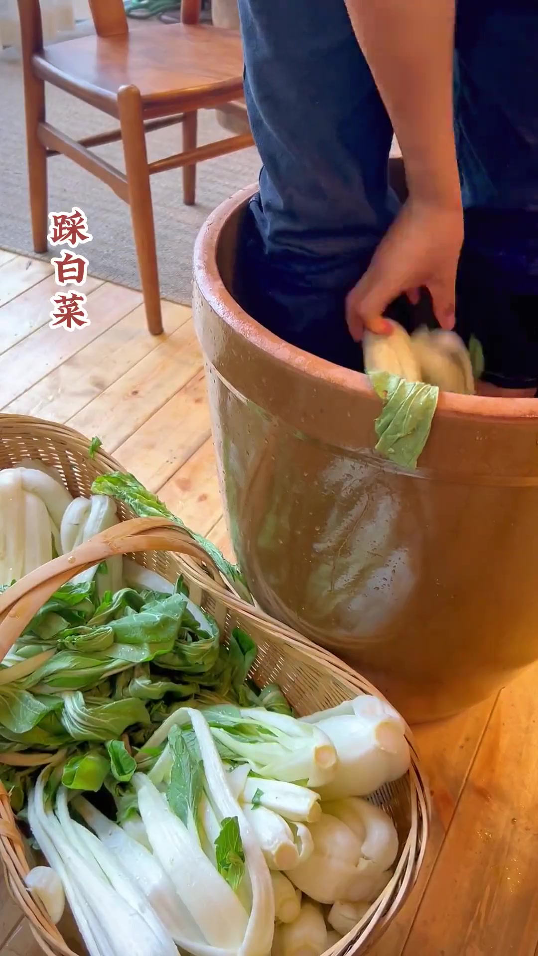 皖南广德美食：白菜炖猪肉锅仔，腌白菜过冬