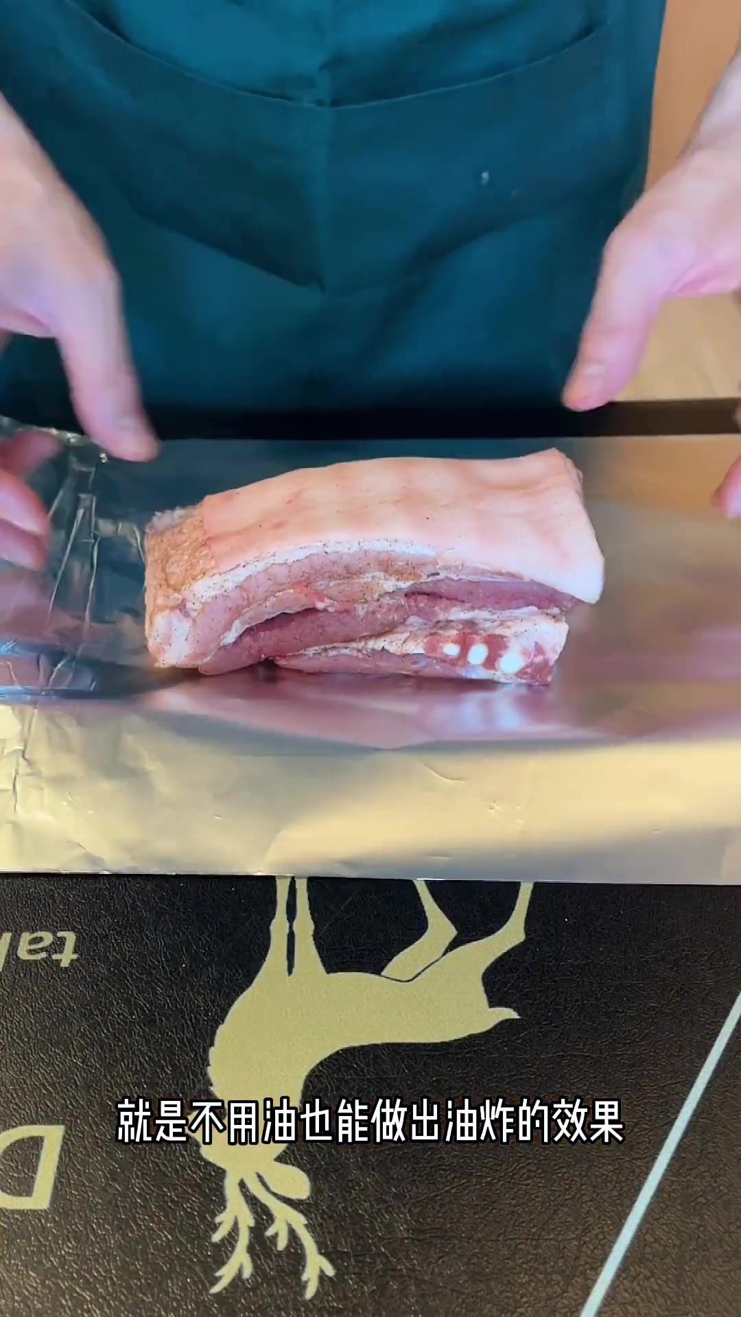 为了减肥我已经30小时没吃肉了,今晚做一个广式脆皮烧肉犒劳自己,没想到空气炸锅做这么简单