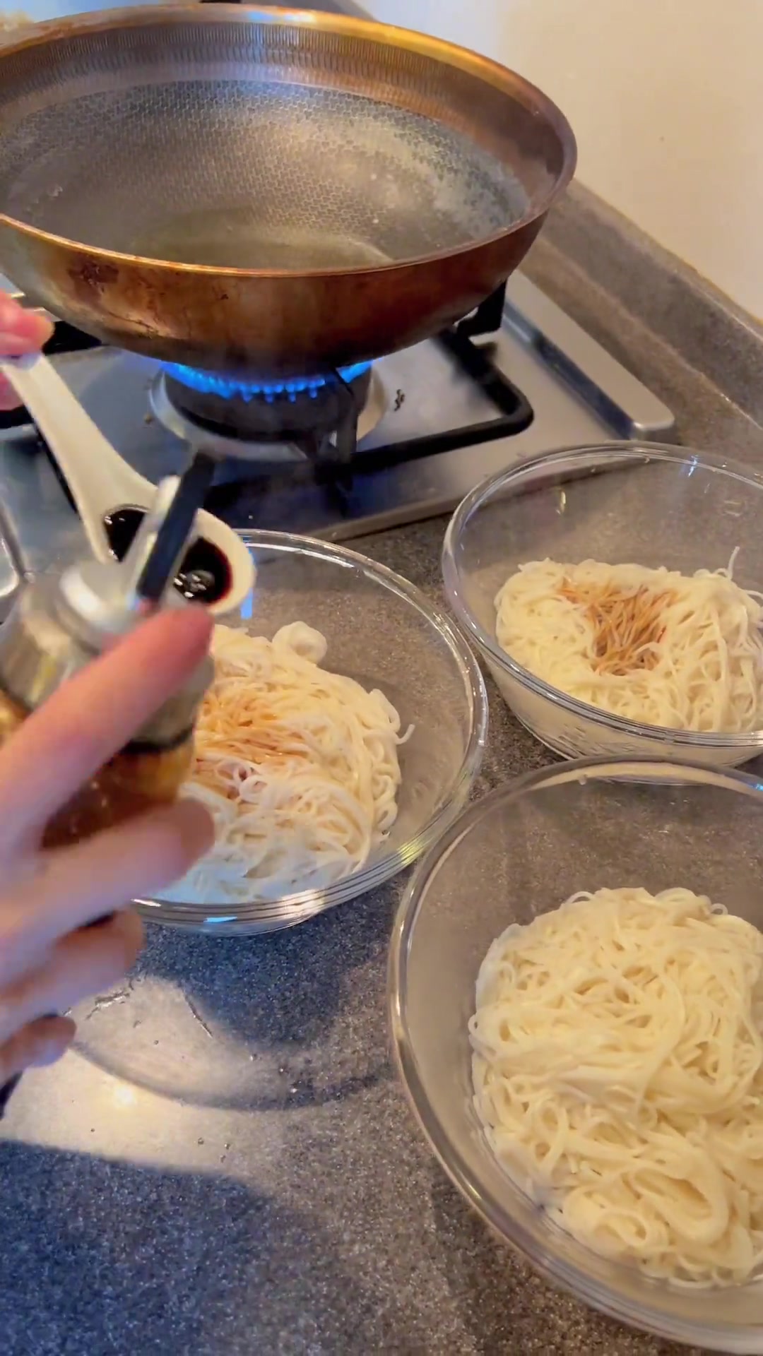 在家，不想做饭，那就来一碗葱油拌面吧～简单快速省事还好吃！