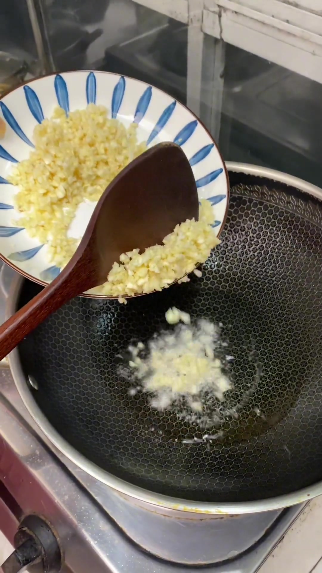 虾尾不知道怎么做,试试我婆婆这个蒜蓉虾尾的方法,大人小孩儿都吃不停