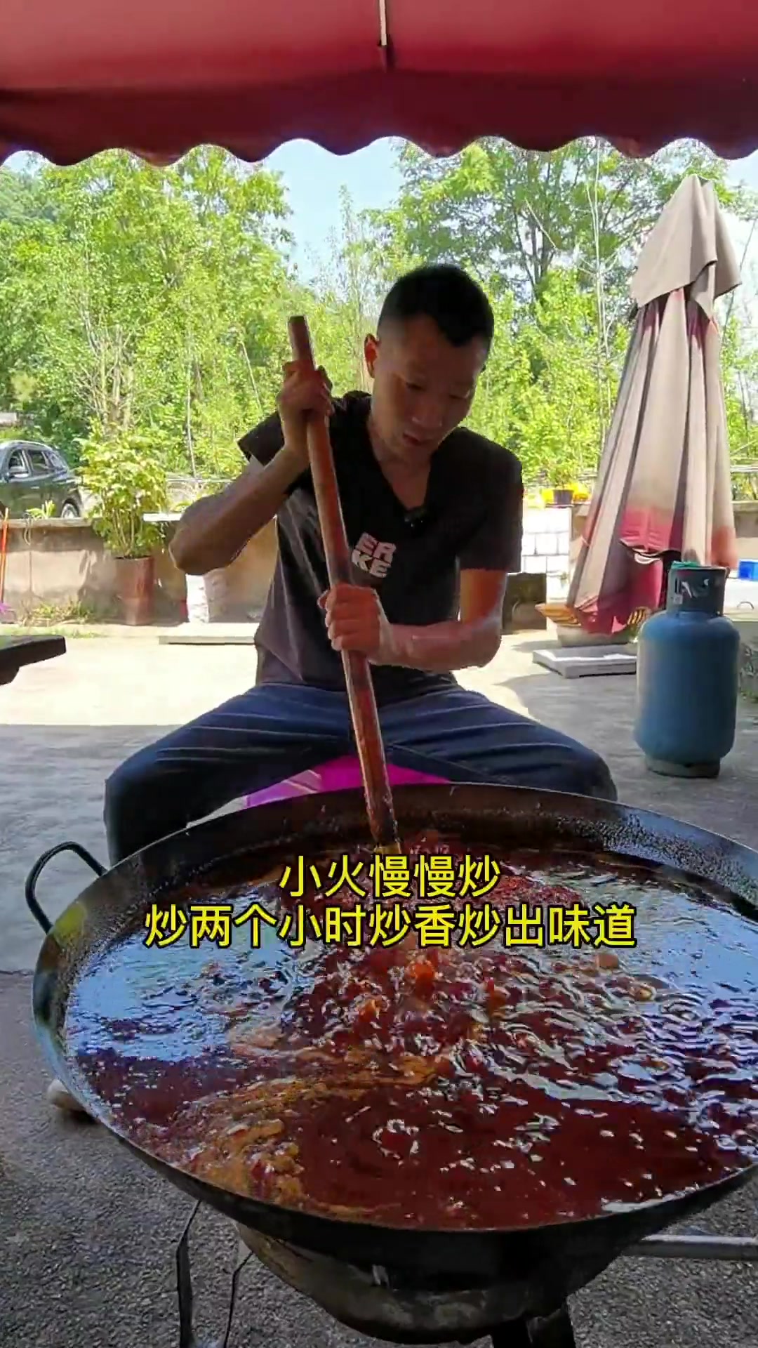 今日分享肥肠鸡底料炒制过程