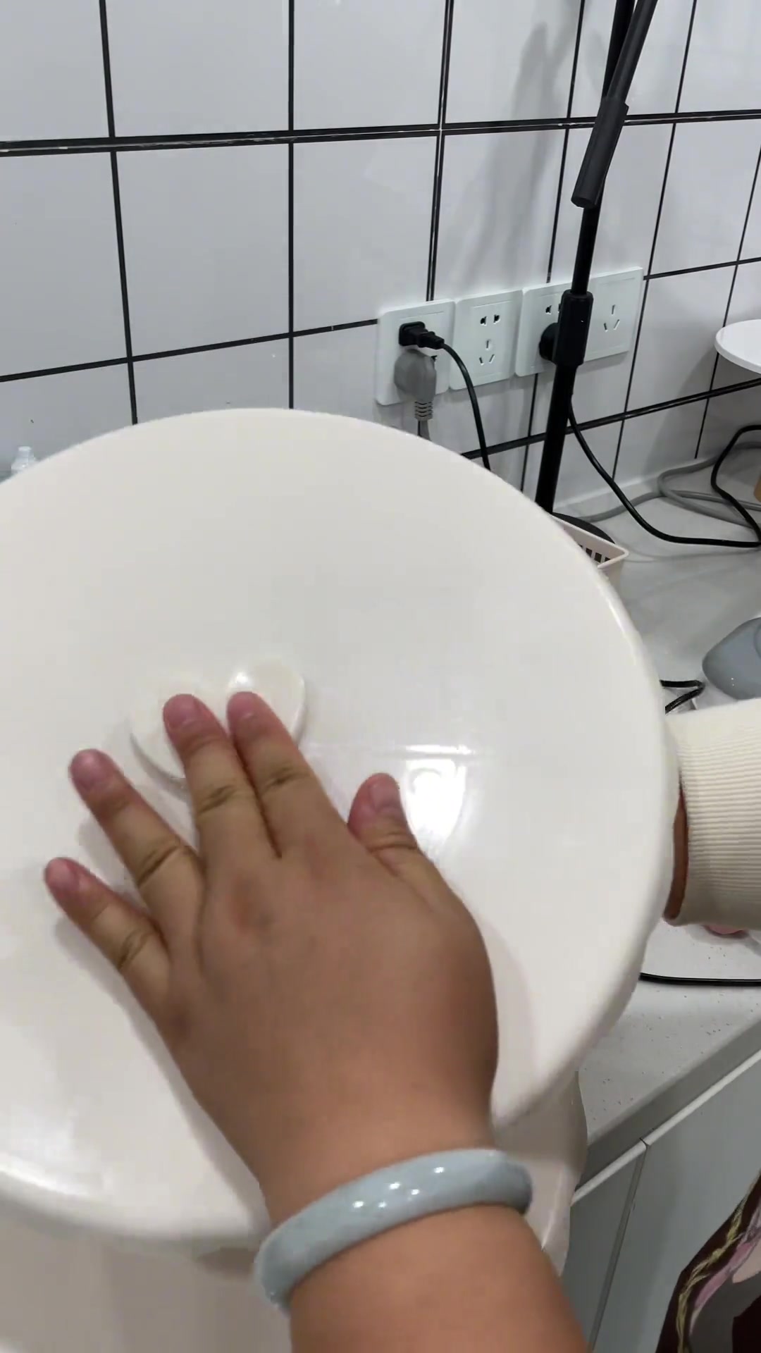 那个架子蛋糕上面那层提前固定好，现场挑上去技术不好得翻车