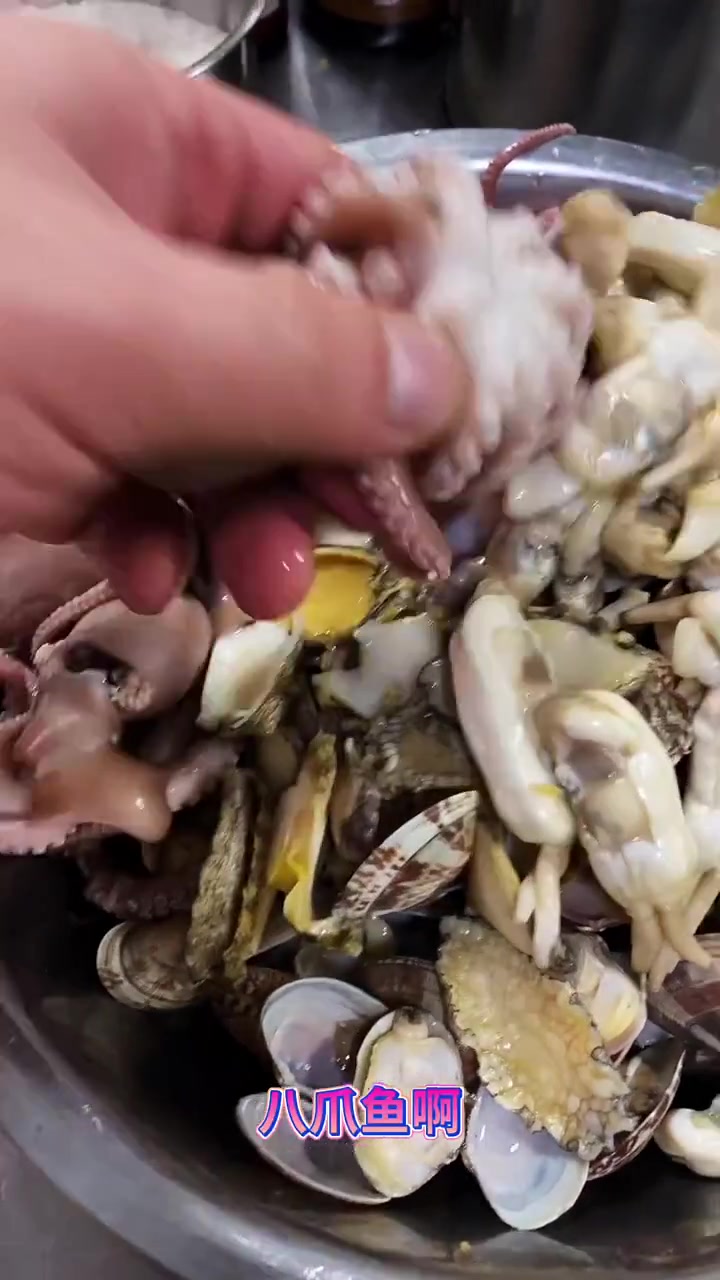 蚝油150克。矿泉水80克。麻辣鲜露60克。顿可香辣红油50克。白糖40克。魔厨干贝素15