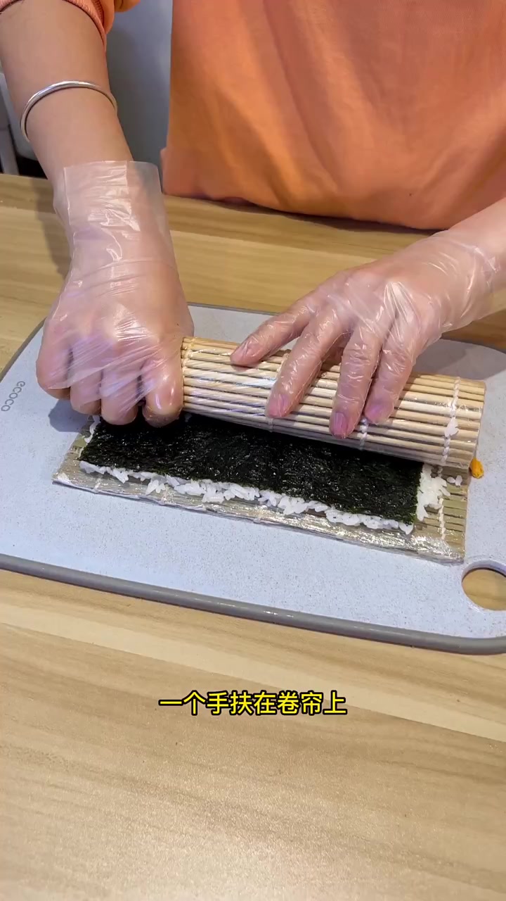 今天的这款咸蛋黄寿司结合了颜值与口味一体，真的太不错了！大家赶快学习起来吧！