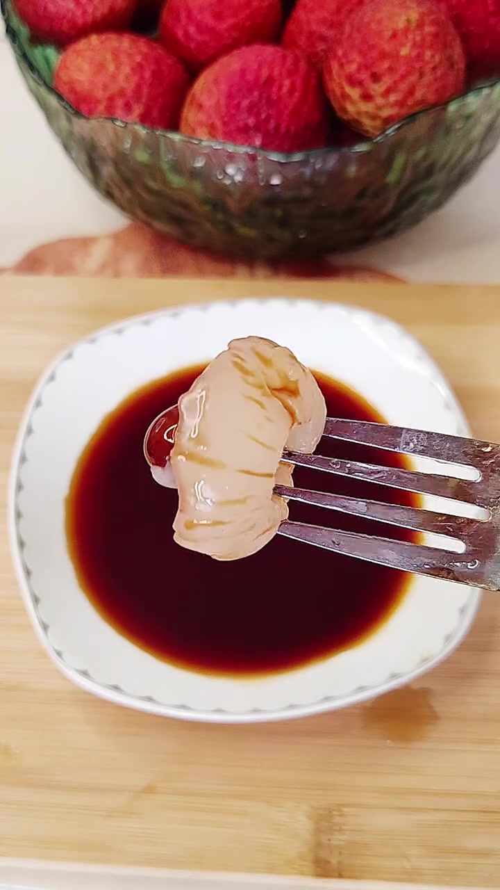 荔枝蘸酱油,谁试过,能吃出三文鱼口感