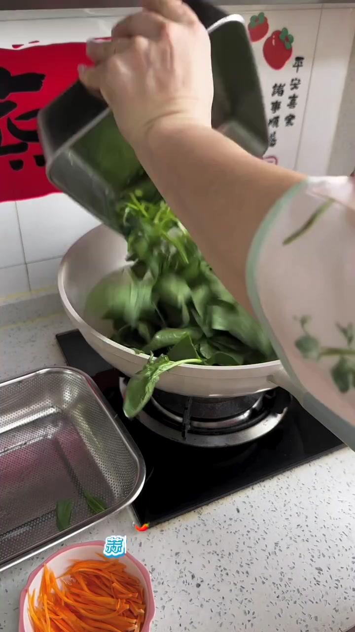 炎热夏季,来一口陈醋菠菜简直不要太爽口了
