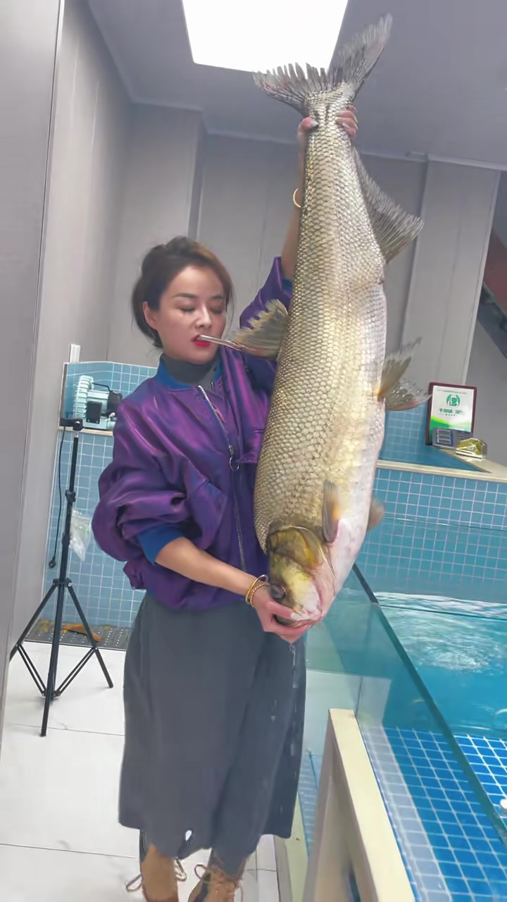 这么大的见过吗？千岛湖野生大翘嘴