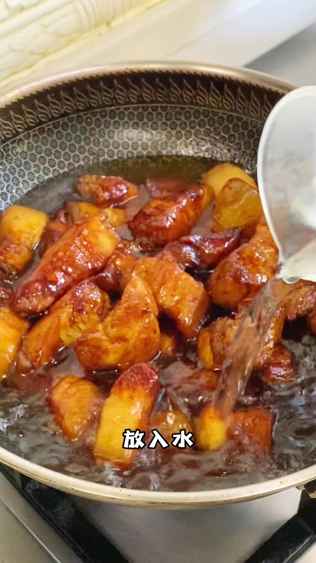 虎皮蛋红烧肉，要烧了肉肥而不腻，蛋比肉还好吃，你看我怎么做