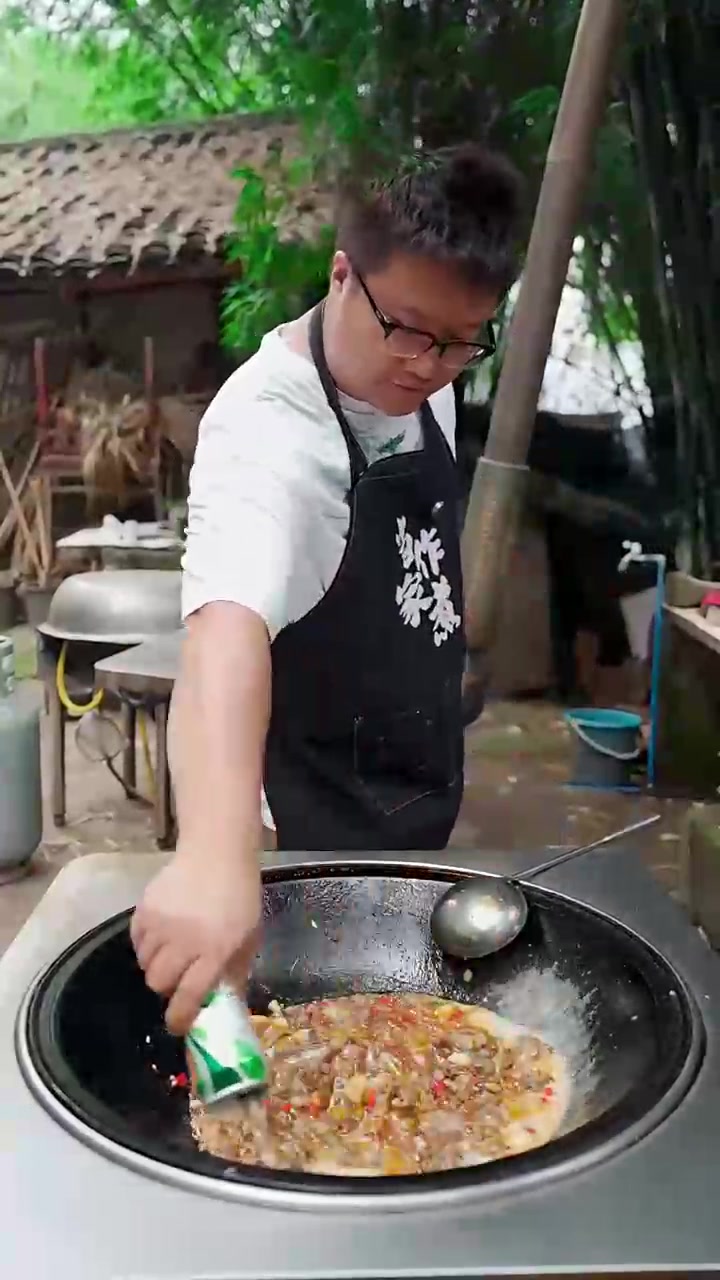 阿公买了一只12斤的大鹅，阿米做青椒黄豆鹅，鹅肉劲道巴适得板