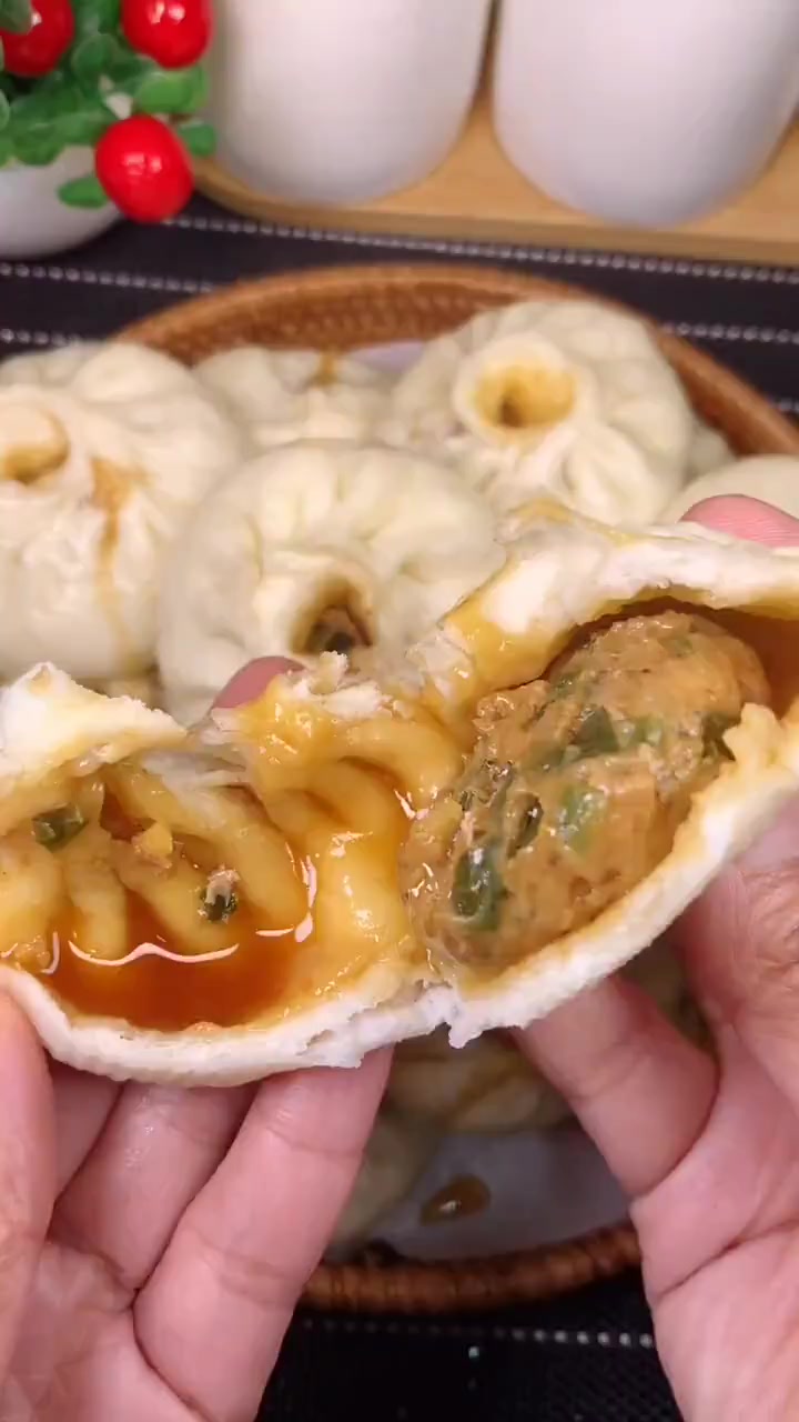 这样做的猪肉韭菜包子鲜嫩多汁,超好吃!
