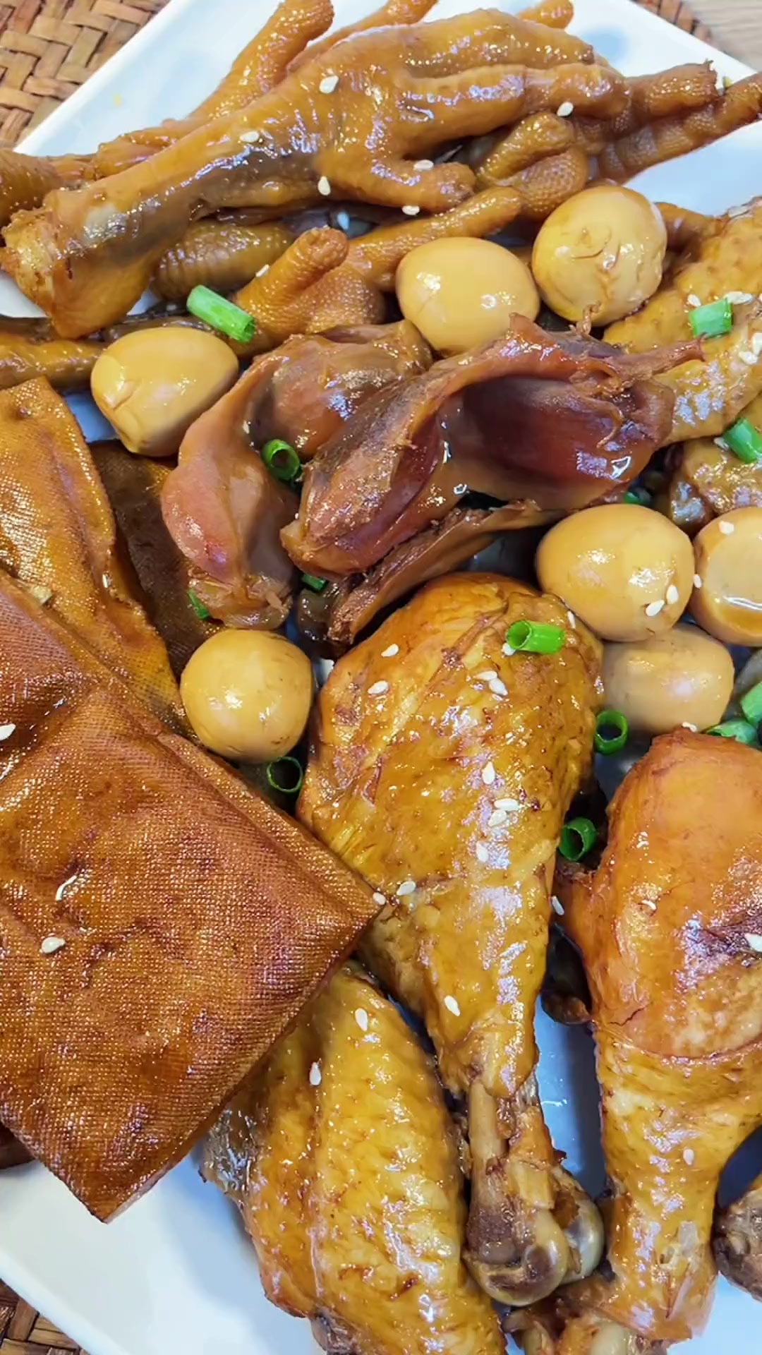 卤味拼盘三大绝招:配剧配酒配朋友。国庆怎么能少了它?