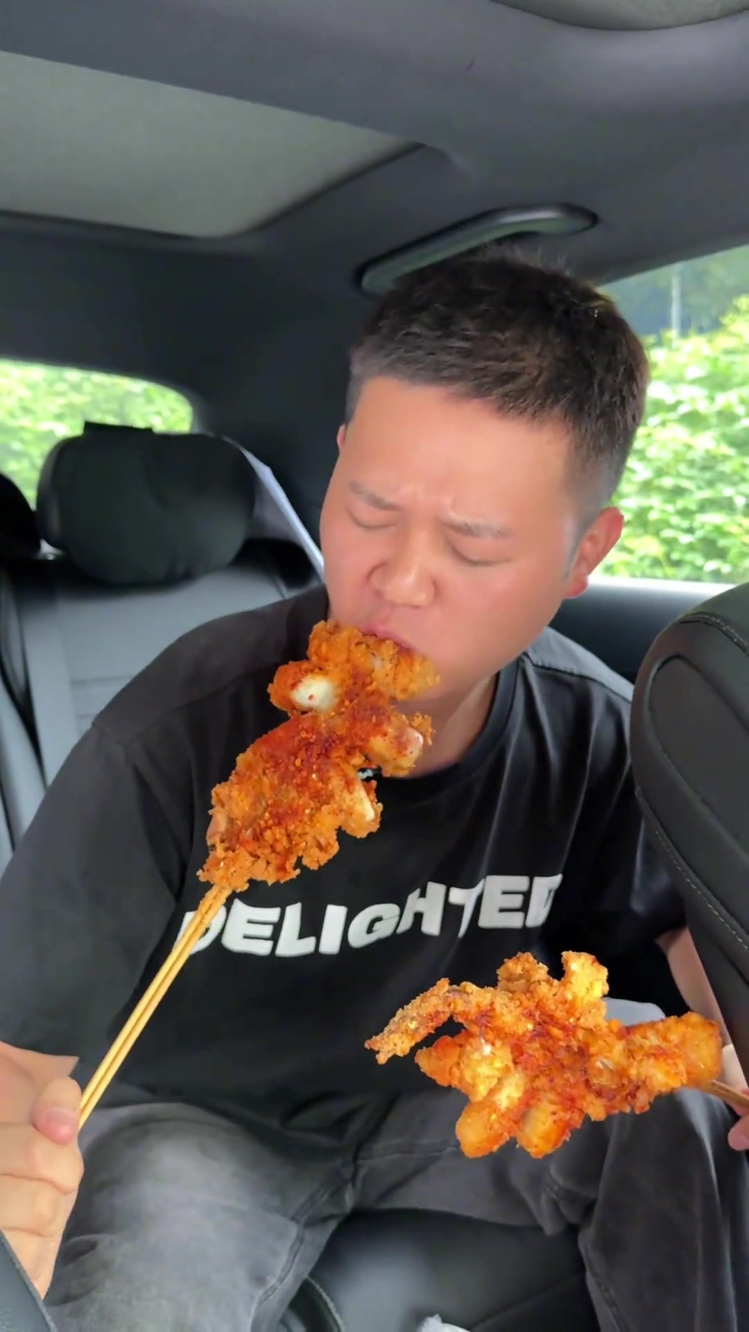 今天终于吃到了轰炸大鱿鱼，真的又酥又香