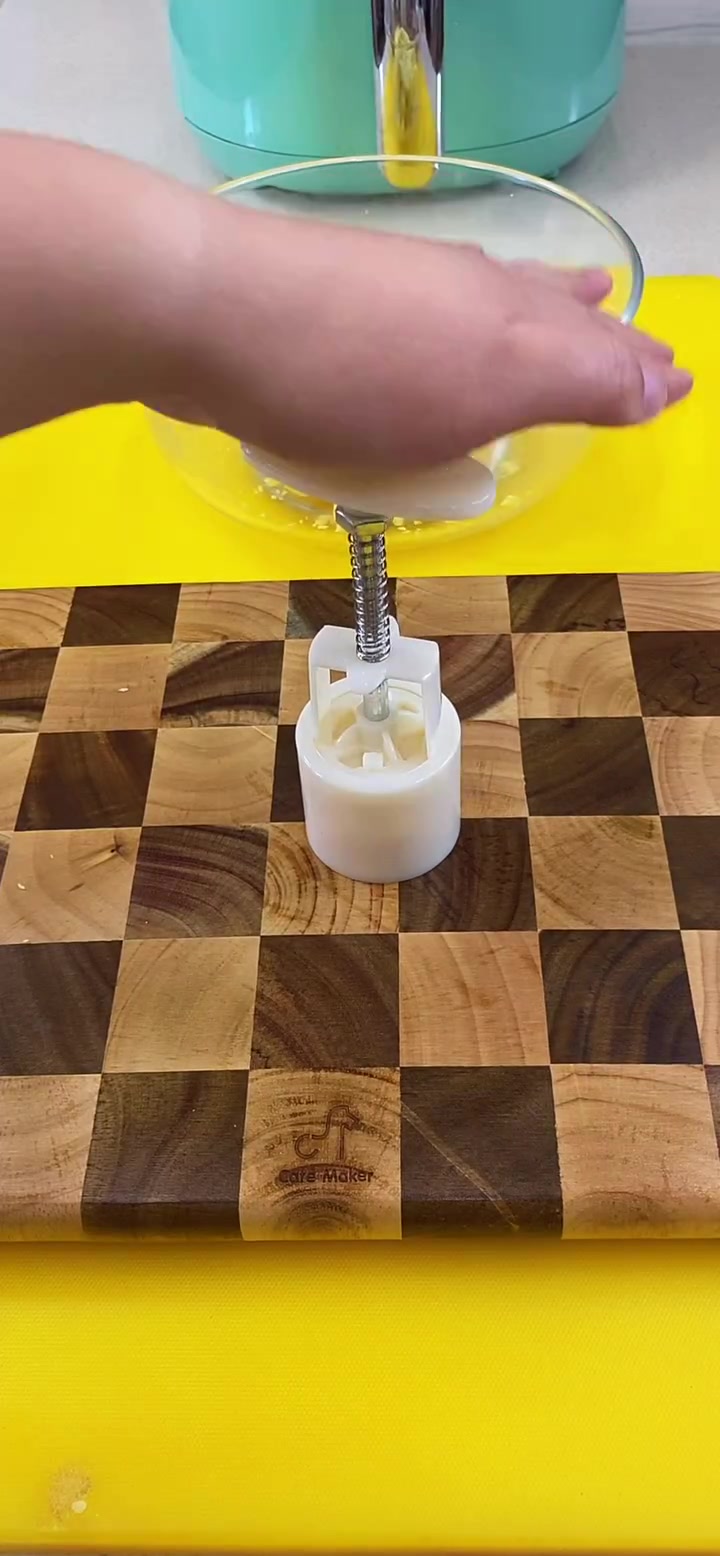 自制绿豆糕,细腻绵软,香甜好吃,奶香味十足,放入冰箱冷藏口感更好!