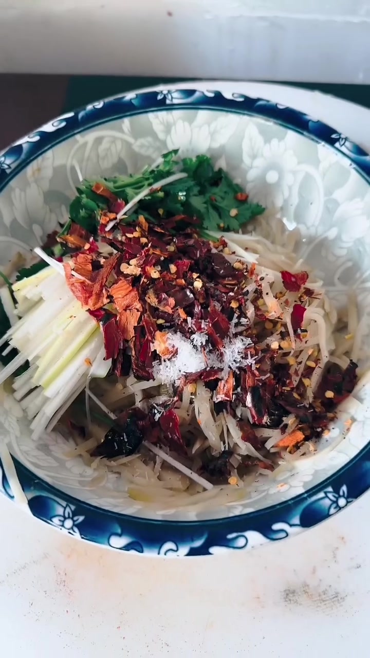 东北大哥下酒菜秘籍!小鸡炖土豆干超香做法