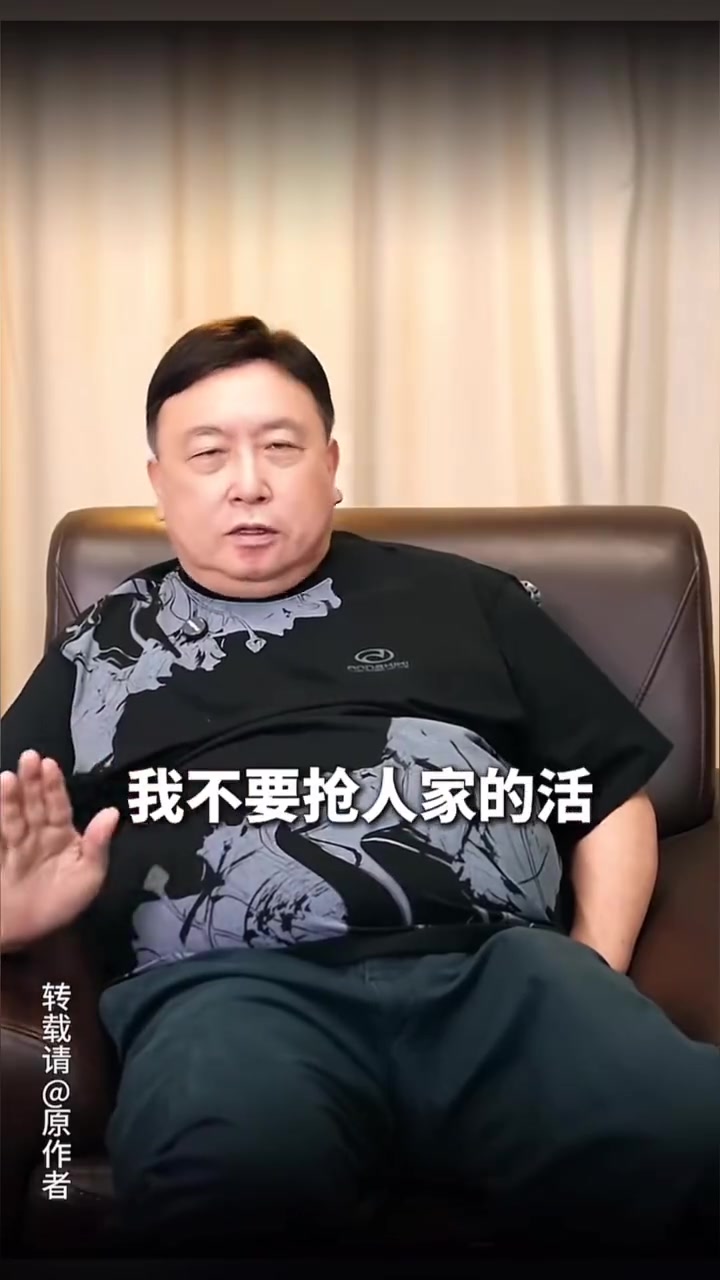 著名导演 小弟王晶 近日在自己的视频节目中透露,当年张纪中执导的武侠剧《神雕侠侣》有两套演