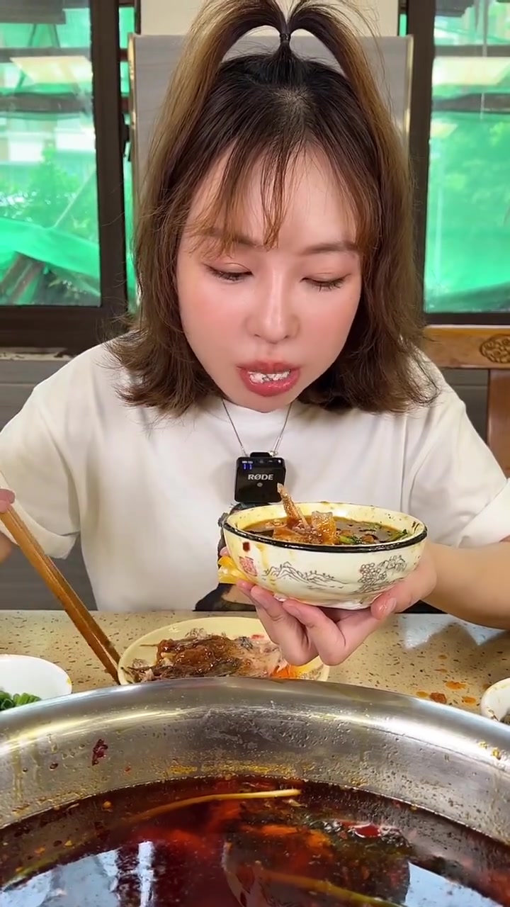 满满的一锅火锅鱼,两个人吃3.6斤,吃到撑