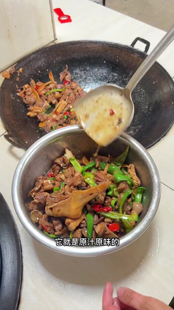 家里这只大白鹅吃得比人都多,又不下蛋,今天做个铁锅炖大鹅