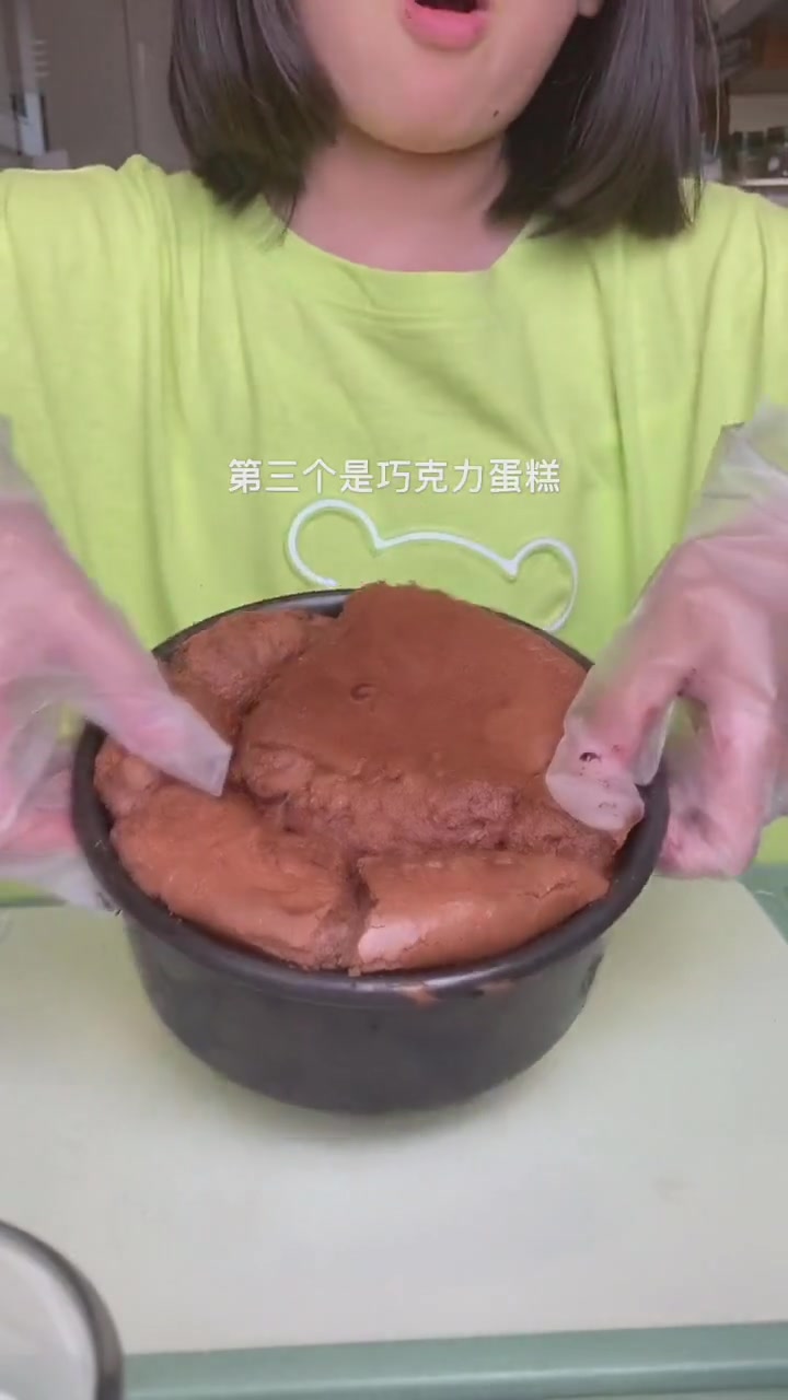 超浓郁巧克力冰皮月亮蛋糕，做法简单快来试试！