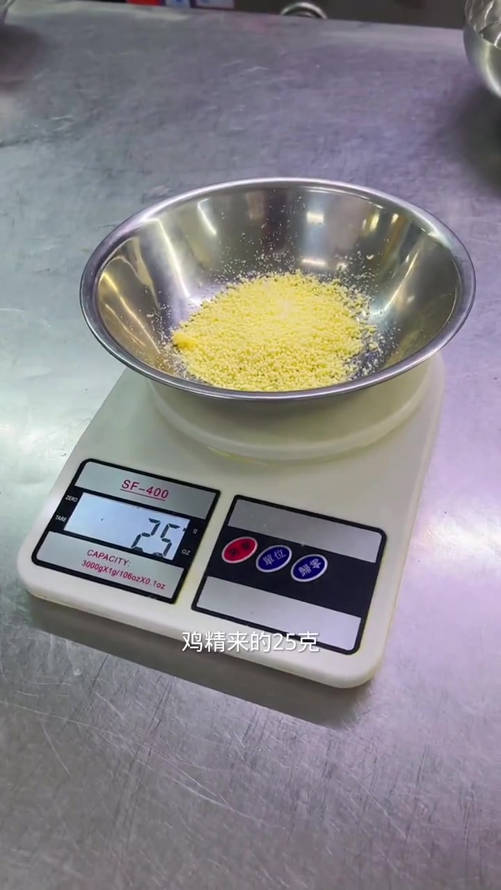 万能煎锅汁比例，清水500克，尖椒1两，蒜1两，胡萝卜1两，香菜1两，鲜露370克，美极2