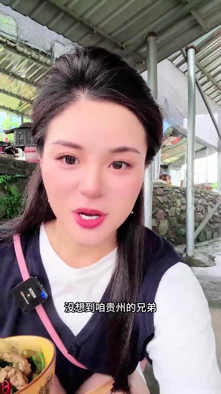 来贵州榕江忠诚镇，吃牛市里的硬核早餐，新鲜牛瘪和黑暗料理凉拌生牛血，一个字，新鲜