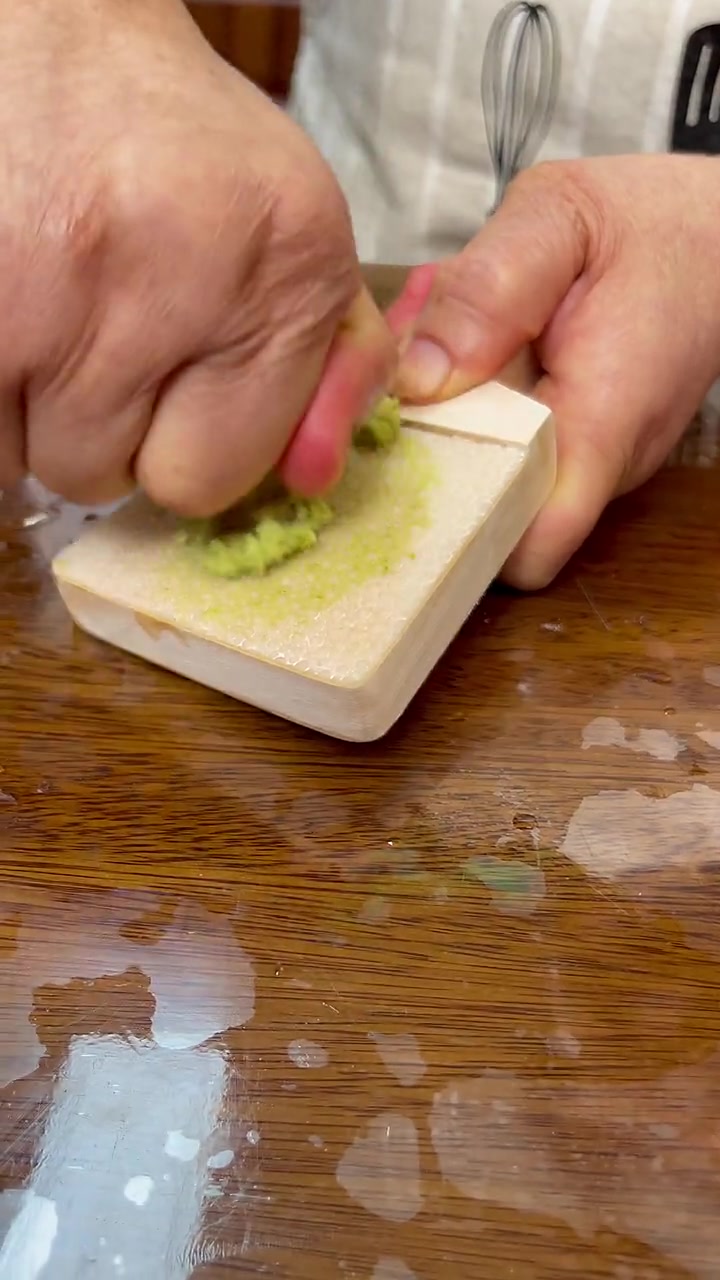 萍姐用超级大的新西兰鳌虾,制作冰火两重天的料理。原来鳌虾还能这样吃?