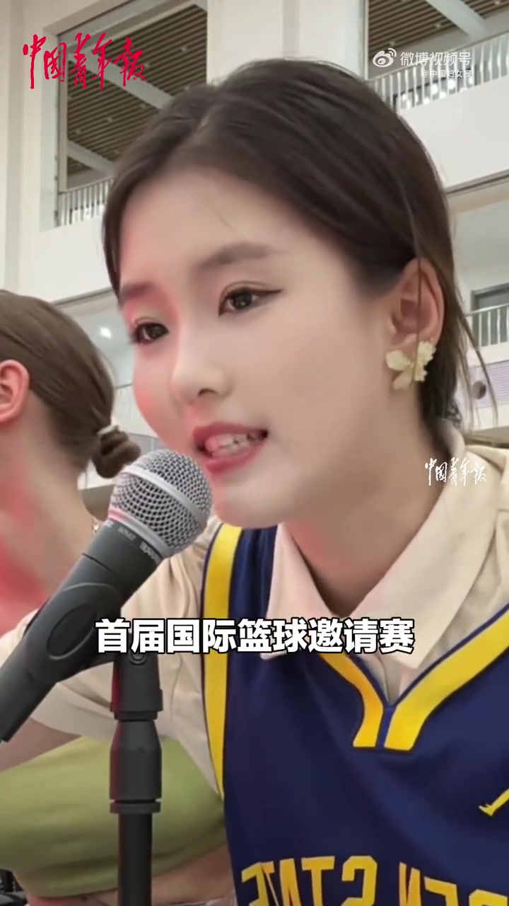 近日,黑龙江汤原,2025年首届国际篮球邀请赛一名英语系大二女生在篮球赛中双语主持播报,喊
