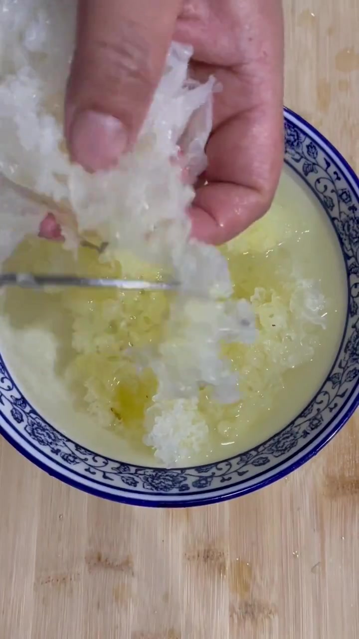 秋天必学！润肺养颜的红枣银耳羹做法来啦