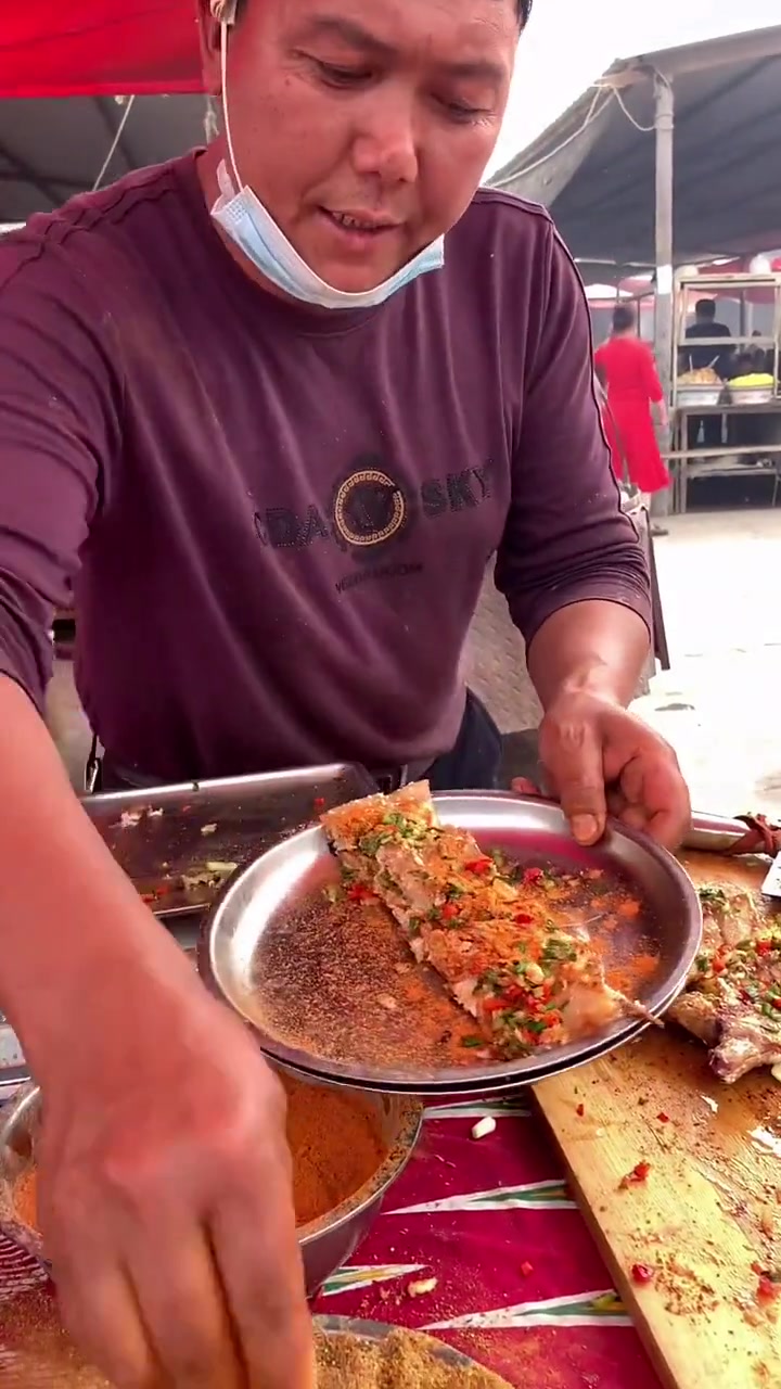 从陕西到新疆开车4000多公里就为了吃这一条粗旷的烤鱼!