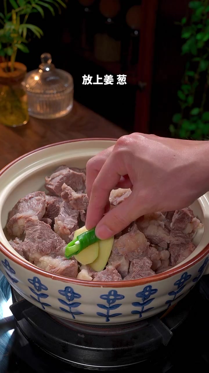 中秋后，我每周都会做三次牛肉汤给家人喝，经常喝冬天小脸红扑扑，秋裤都不用穿