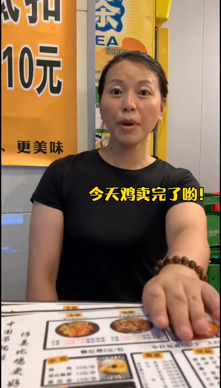 重庆手家吊锅焖烧鸡来了大铁锅吊着甩,我筷子夹着鸡在飞