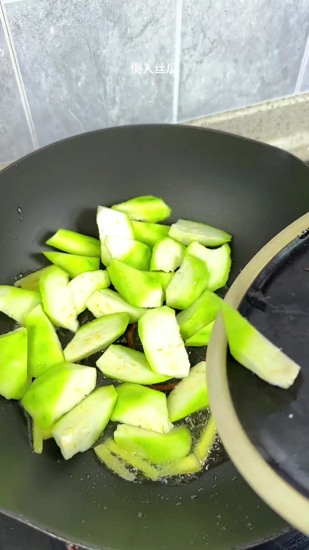 吃不完的油条用丝瓜烧汤,墙裂推荐,巨好喝