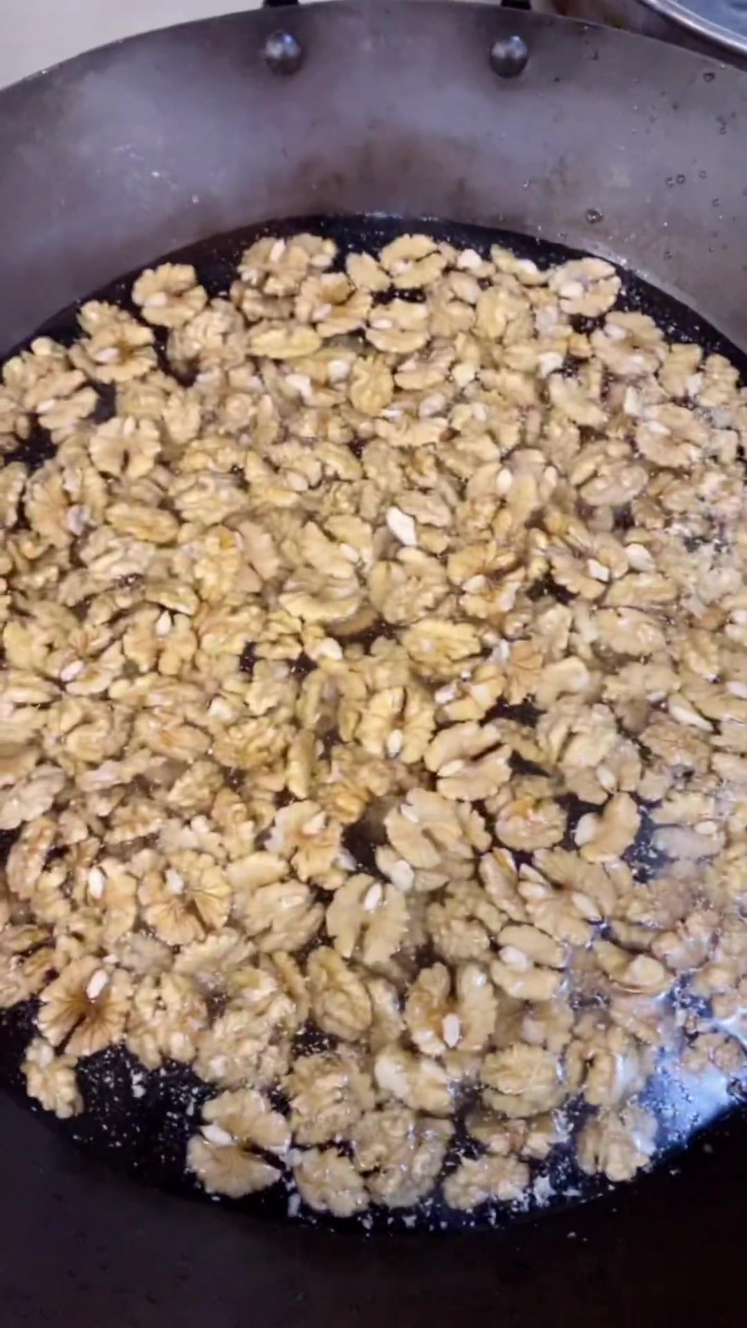 经典的琥珀桃仁，还有多少做不好的，这个视频详细的教会大家，细节决定菜品，用心教做菜，感谢您